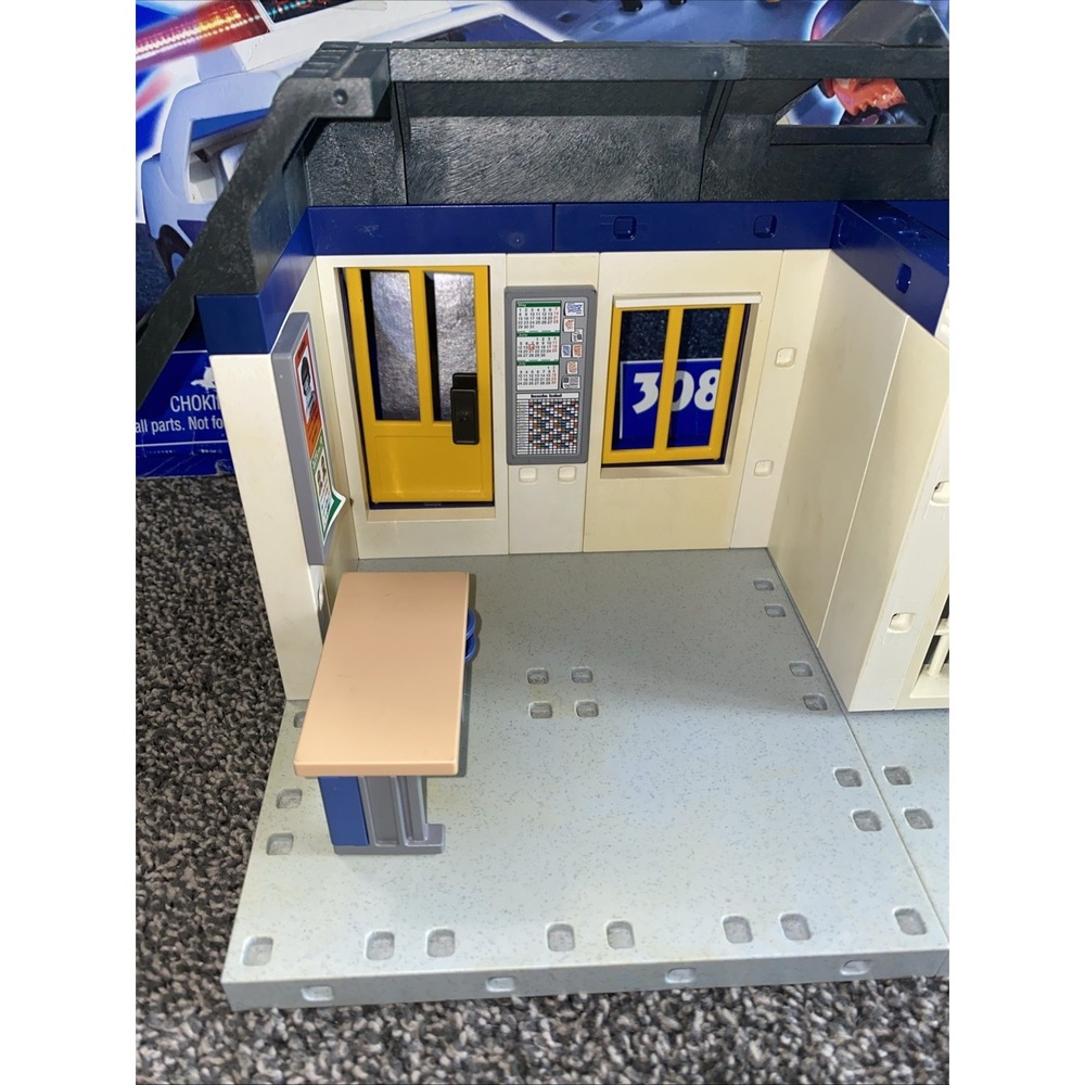 Vintage Playmobil Set 3085 Police Station Adventure Set With Extra People & Accs - Picture 14 of 16